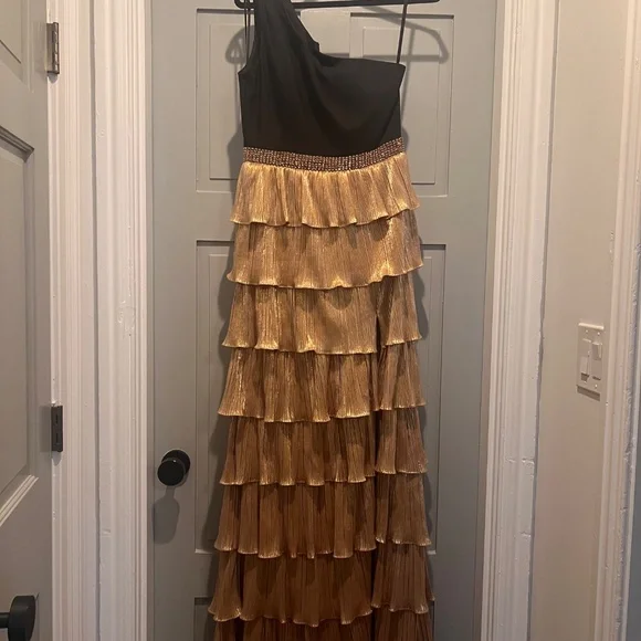 ⭐️🎉Host Pick🎉⭐️Mac Douglas Ieena Mixed-Media Tiered A-Line Gown Size 8 NWOT - Picture 2 of 8